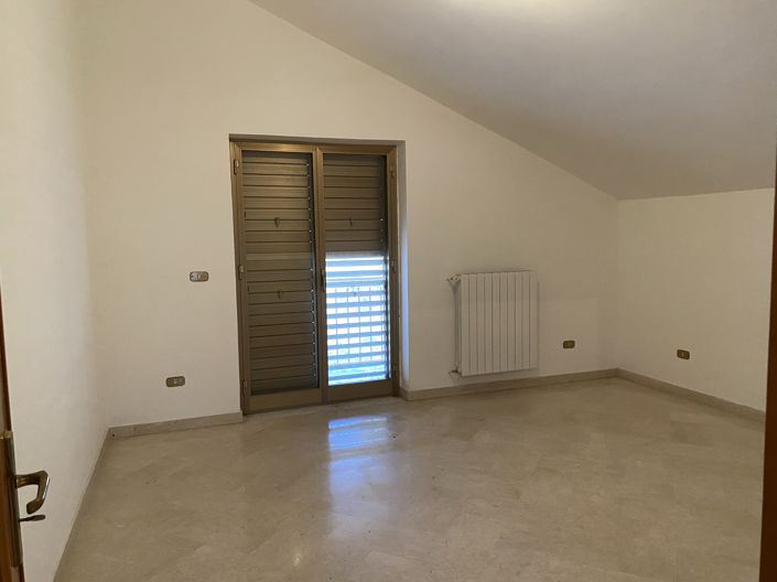 Image No.38-6 Bed House for sale