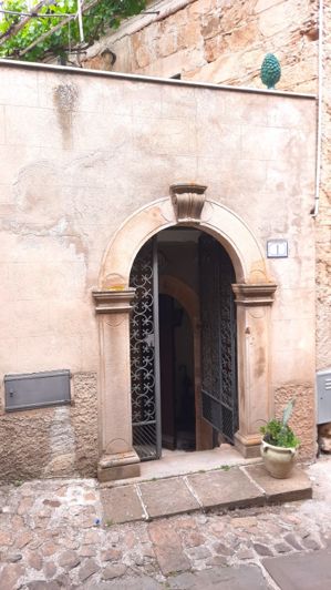 Image No.2-6 Bed Property for sale