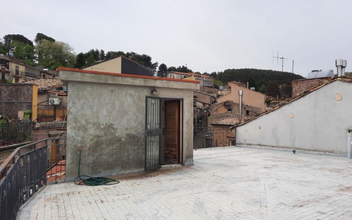 Image No.21-6 Bed Property for sale