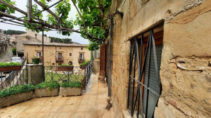 Image No.25-6 Bed Property for sale