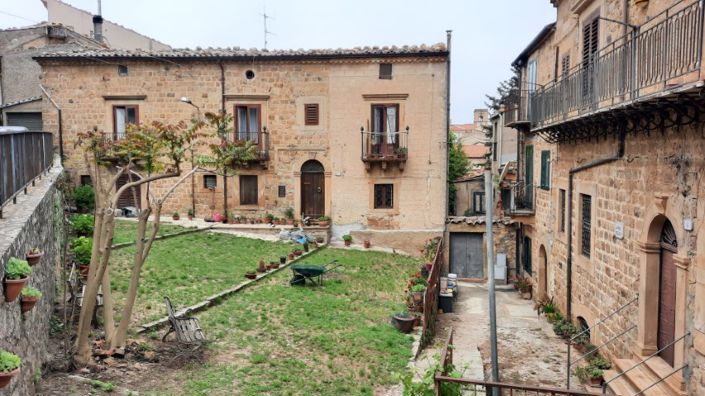 Image No.27-6 Bed Property for sale