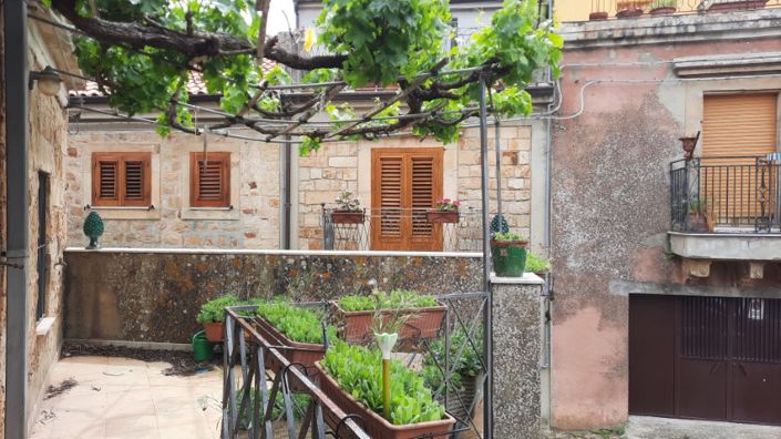 Image No.28-6 Bed Property for sale