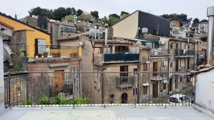 Image No.30-6 Bed Property for sale