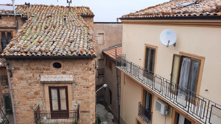 Image No.31-6 Bed Property for sale