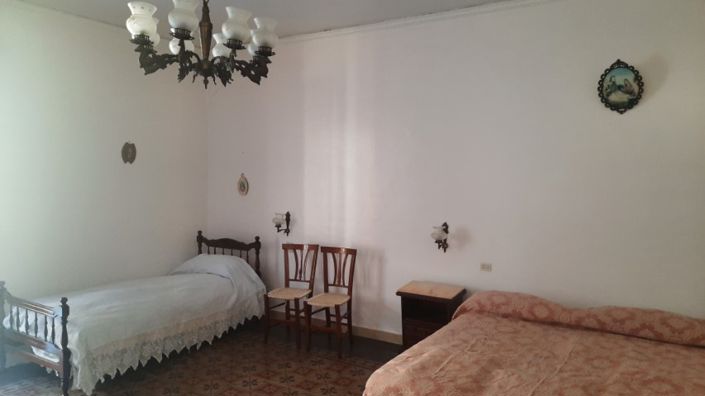 Image No.8-2 Bed House for sale