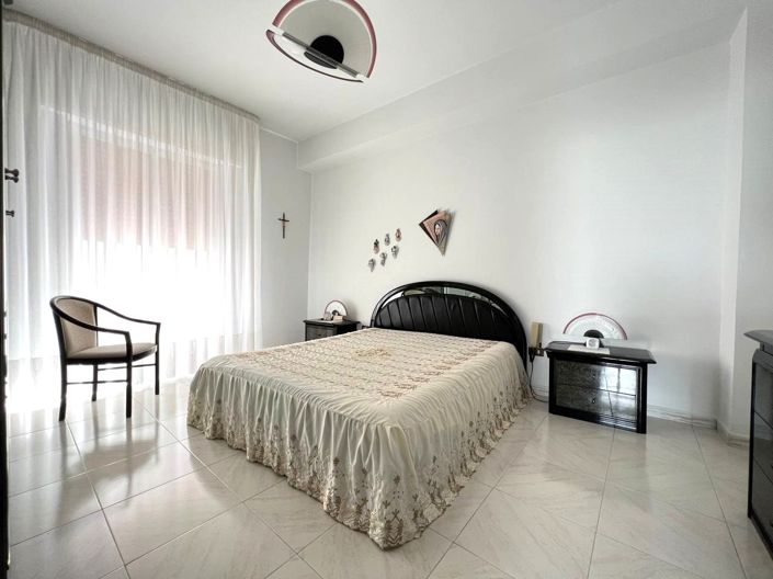 Image No.17-2 Bed House for sale