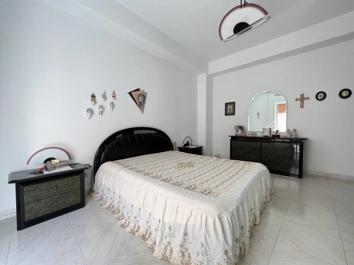 Image No.18-2 Bed House for sale