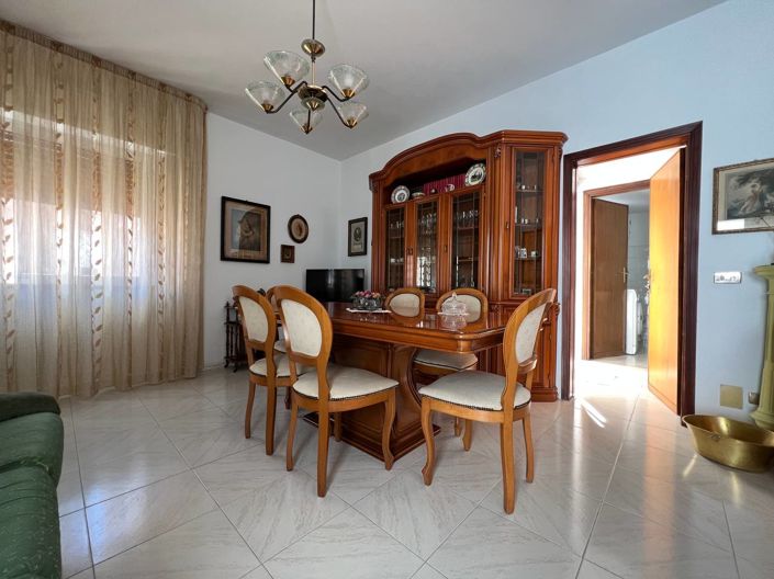 Image No.5-2 Bed House for sale