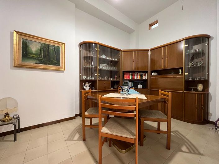 Image No.8-2 Bed House for sale