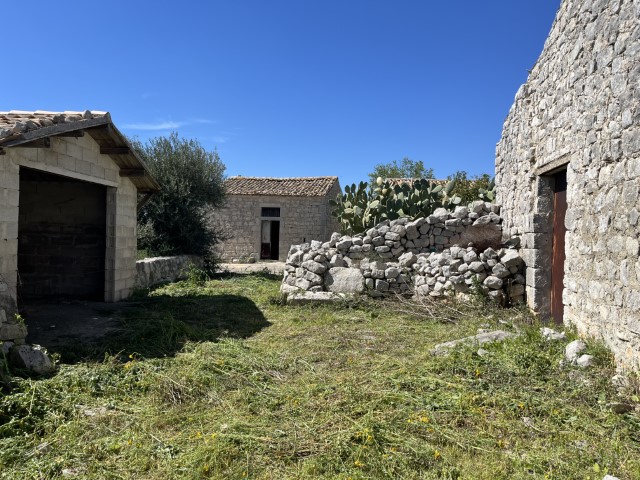 Image No.10-5 Bed Property for sale