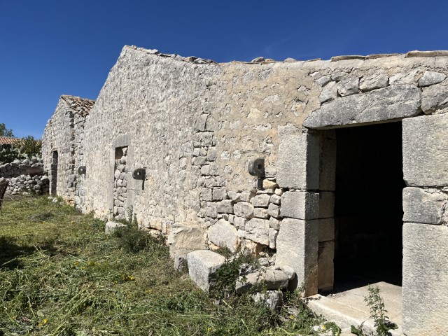 Image No.12-5 Bed Property for sale