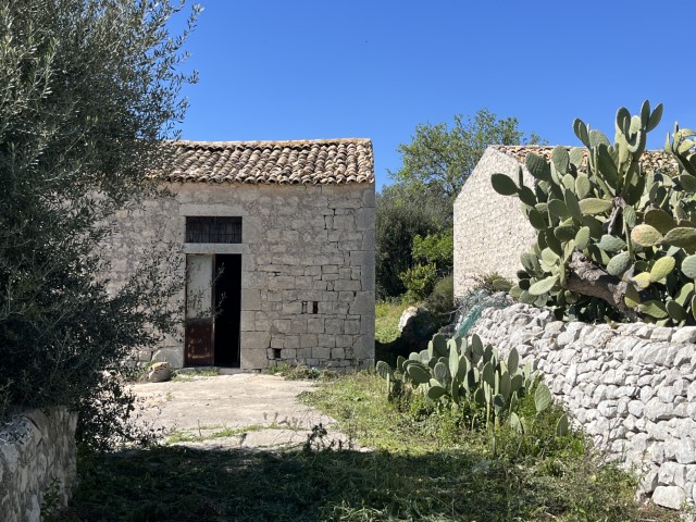 Image No.5-5 Bed Property for sale