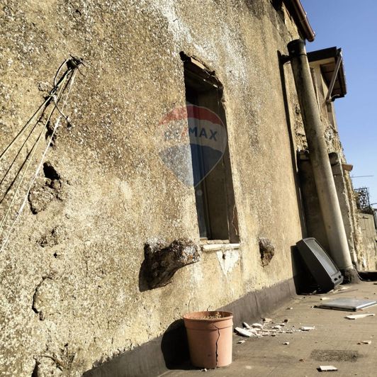 Image No.10-3 Bed Property for sale