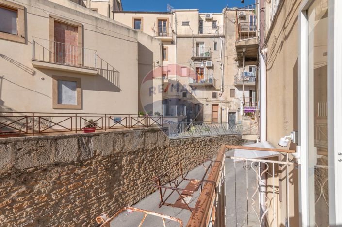 Image No.3-2 Bed House for sale