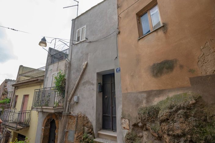 Image No.1-2 Bed House for sale
