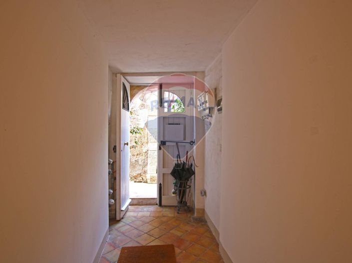 Image No.8-5 Bed House for sale