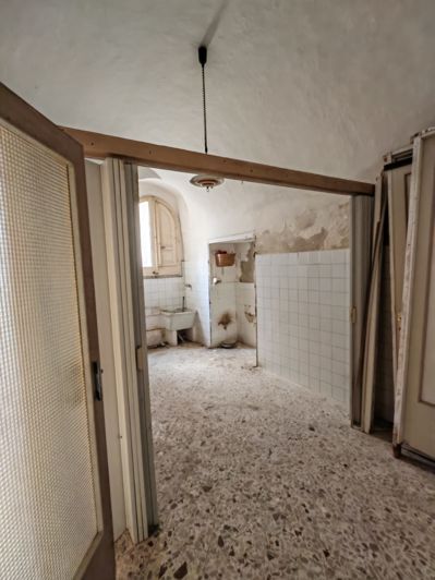 Image No.8-2 Bed House for sale