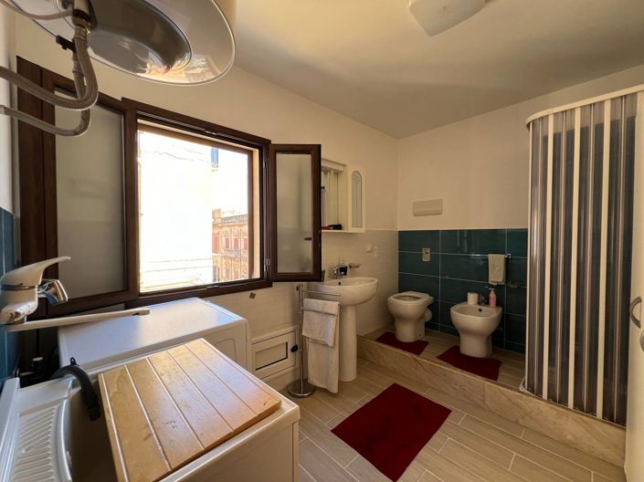 Image No.12-2 Bed House for sale