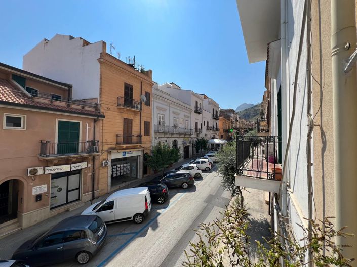 Image No.13-2 Bed House for sale