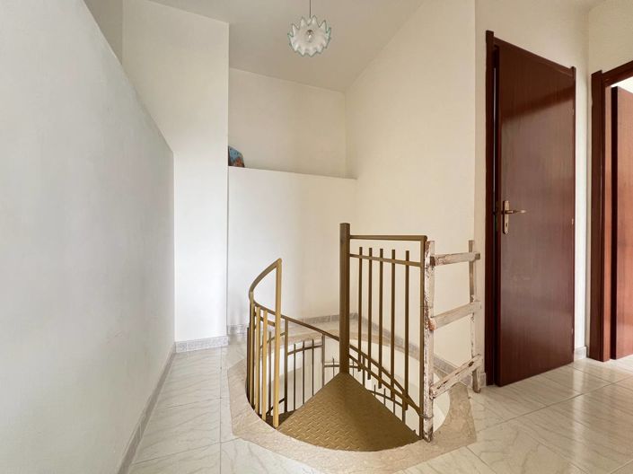 Image No.5-2 Bed House for sale