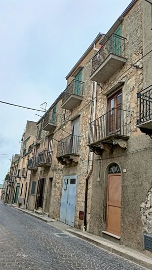 Image No.1-2 Bed House for sale