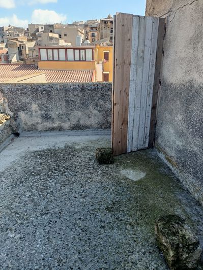 Image No.20-2 Bed House for sale