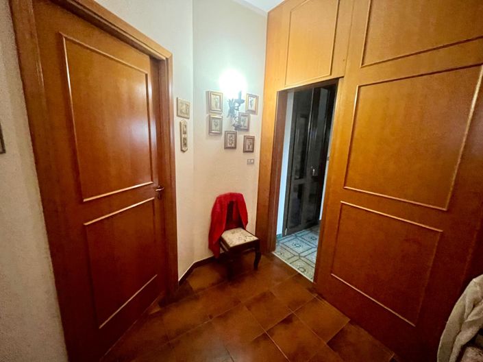 Image No.27-8 Bed House for sale