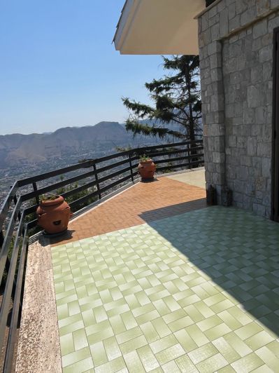 Image No.32-8 Bed House for sale