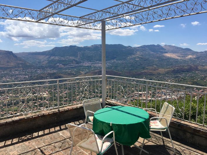 Image No.6-8 Bed House for sale