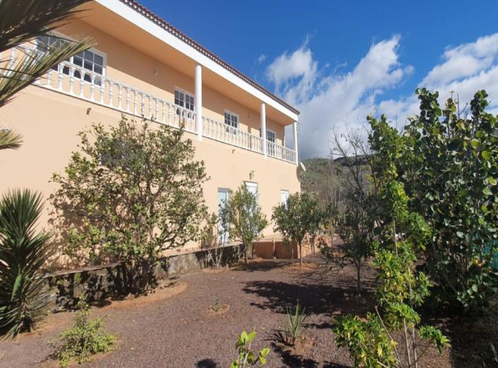 Image No.1-6 Bed Villa for sale