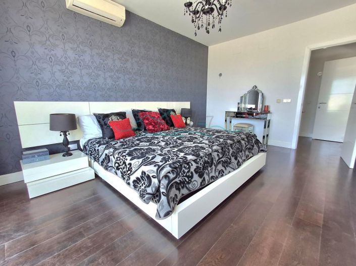 Image No.17-3 Bed House for sale