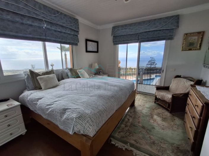 Image No.2-5 Bed Farmhouse for sale