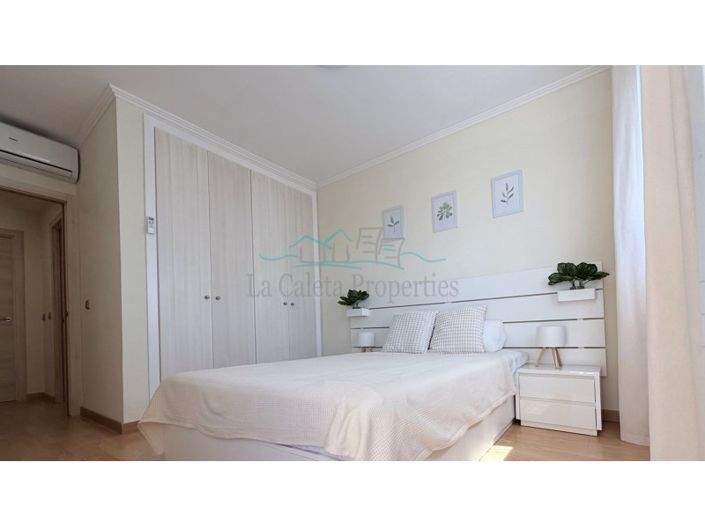 Image No.8-5 Bed House for sale