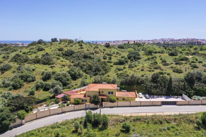 Image No.3-8 Bed Property for sale