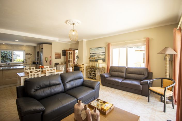 Image No.23-8 Bed Property for sale