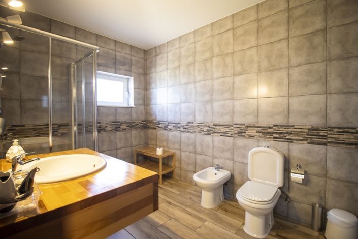 Image No.40-8 Bed Property for sale