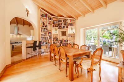 Dining area (Large).jpg