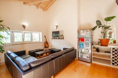 Living area (Large).jpg