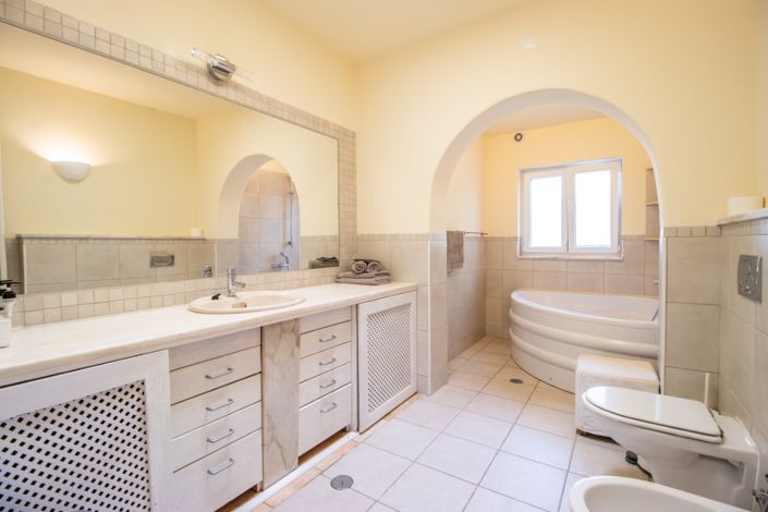 Image No.62-8 Bed Villa for sale