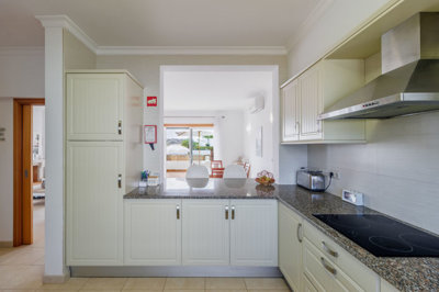 12 KITCHEN (1).jpg