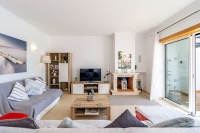 4 LIVING ROOM (1).jpg
