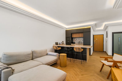 5 LIVING ROOM (1).jpg