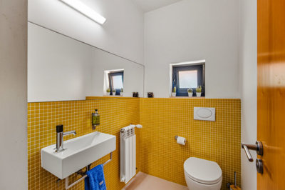 10 GUEST BATHROOM.jpg