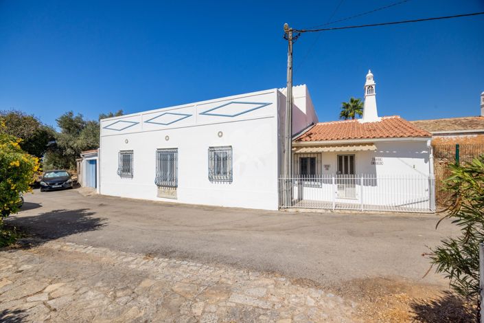 Image No.1-4 Bed Farmhouse for sale