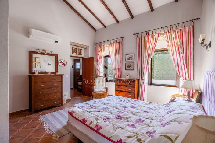 Image No.17-4 Bed Farmhouse for sale