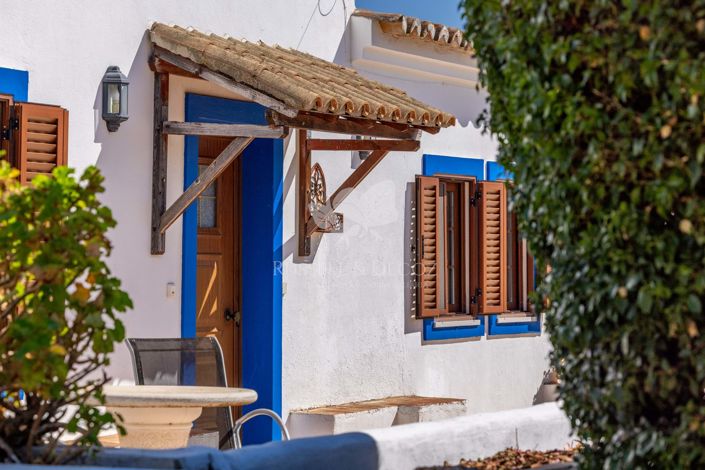 Image No.28-4 Bed Farmhouse for sale