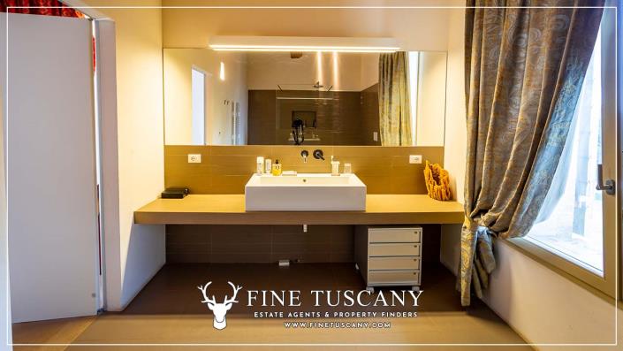 Image No.11-5 Bed Farmhouse for sale