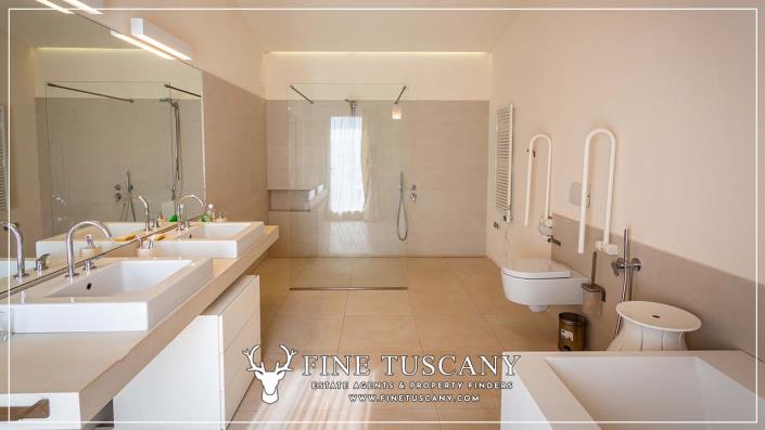 Image No.15-5 Bed Farmhouse for sale