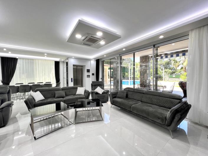 Image No.26-8 Bed Villa for sale