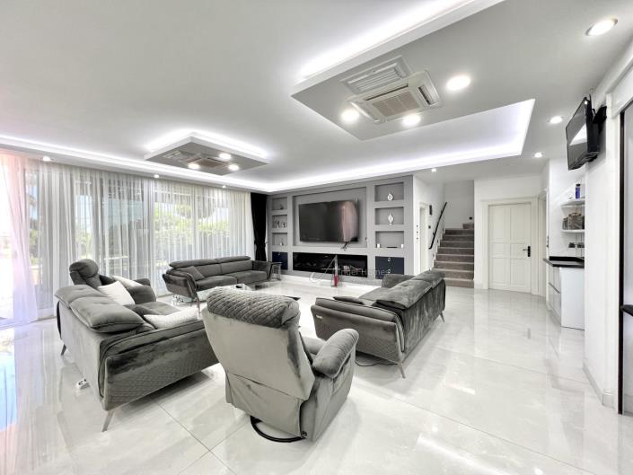 Image No.20-8 Bed Villa for sale